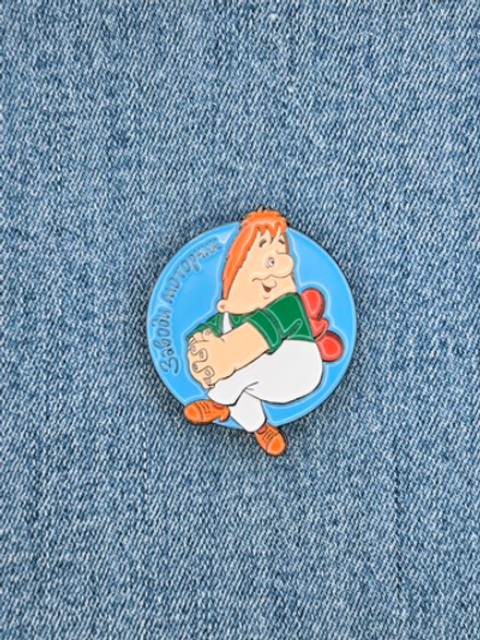 Значок Карлсон - Заводи моторчик, серия Малыш и Карлсон