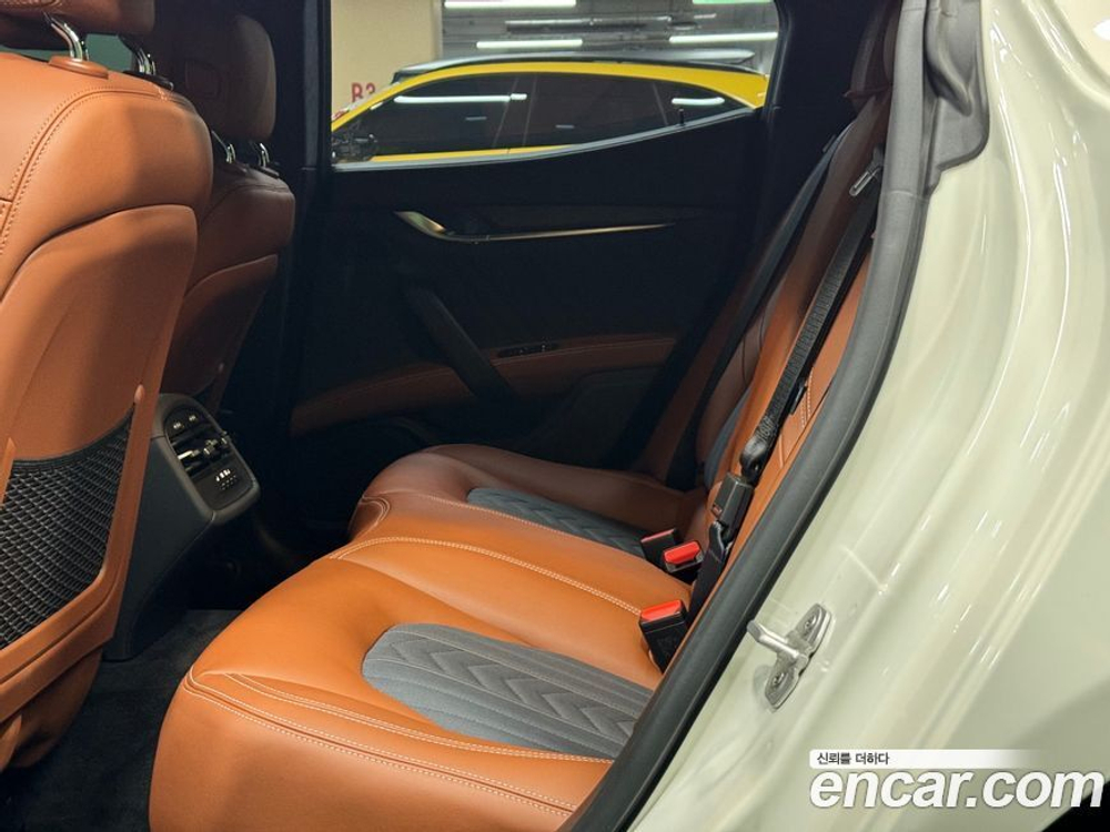 Maserati Ghibli 3.0S Q4 GranLusso (12.2020)