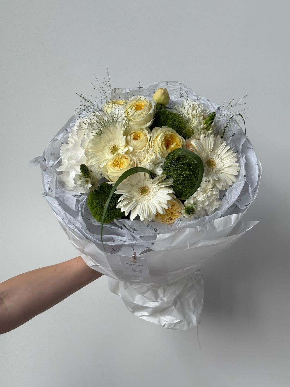 Букет из гортензии, гербер, кустовых пионовидных роз, паникума и диантусов