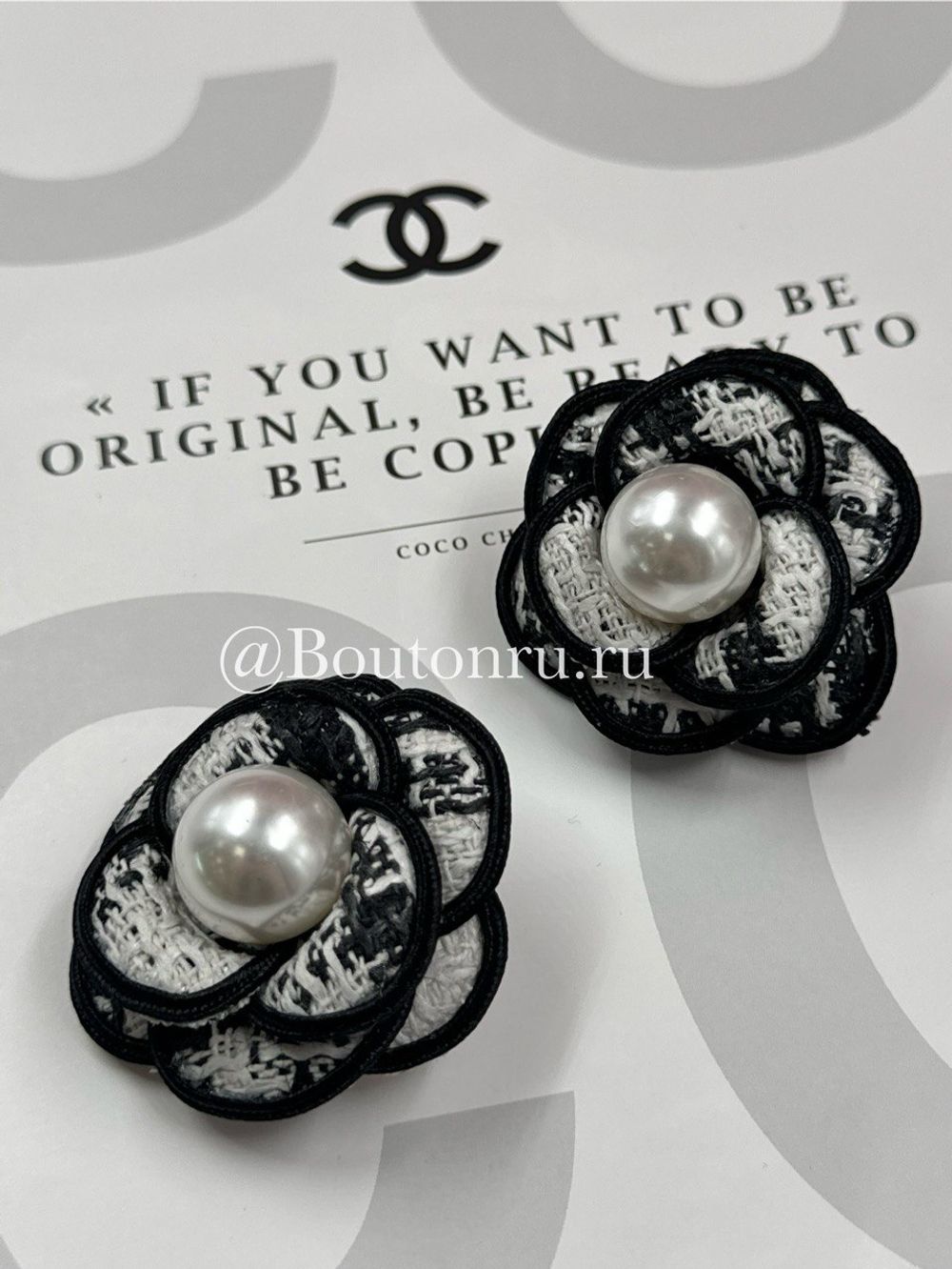 Брошь цветок «Камелия» текстильная с жемчугом