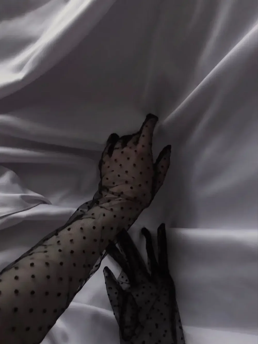 Перчатки длинные в горошек, Черный