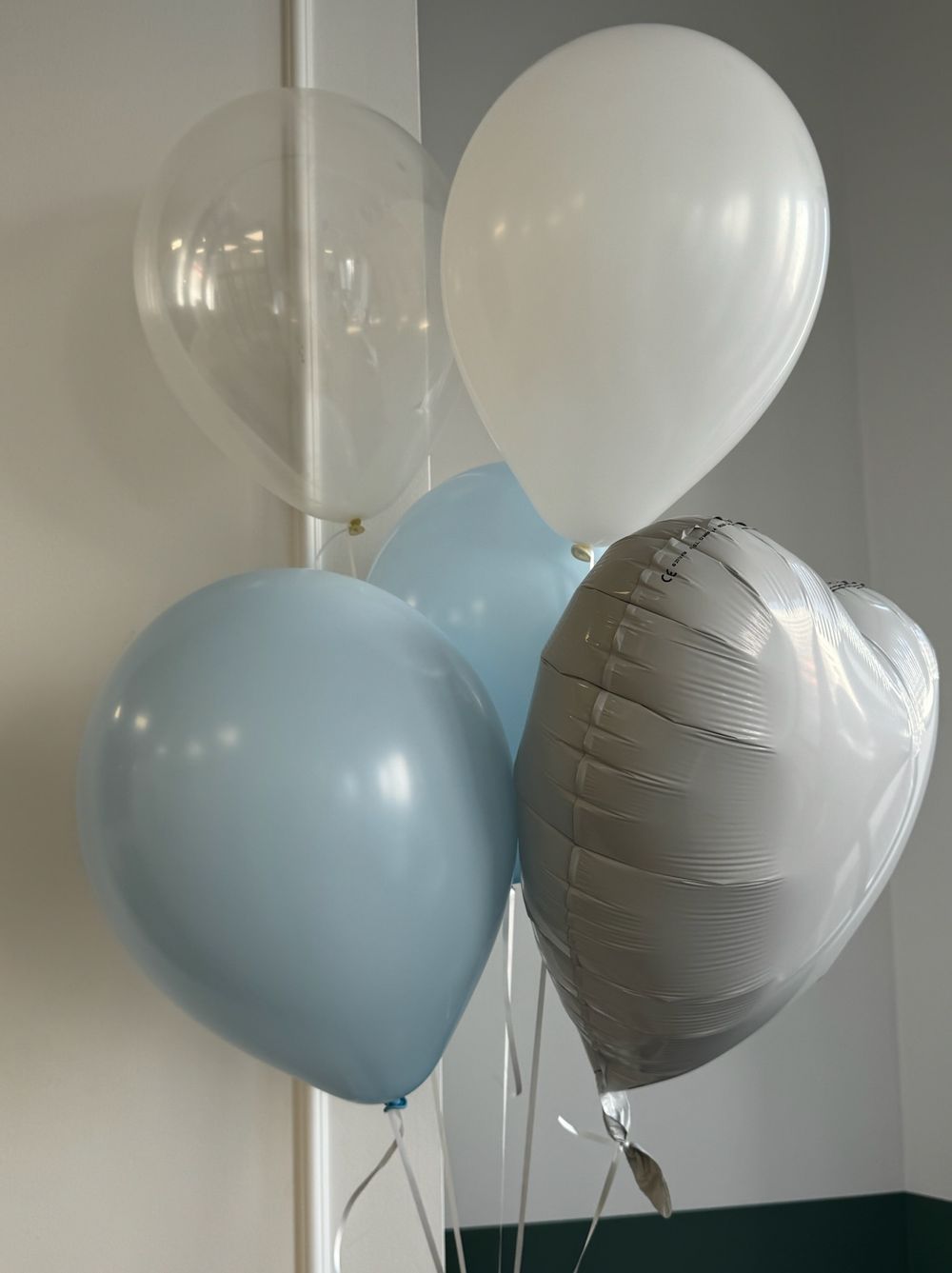Фонтан из шаров в бело-голубых оттенках с сердцем
