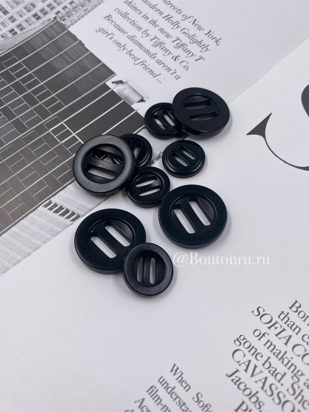Пуговицы черные на два прокола с длинной прорезью (Канадские пуговицы)