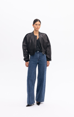 Черная кожаная куртка