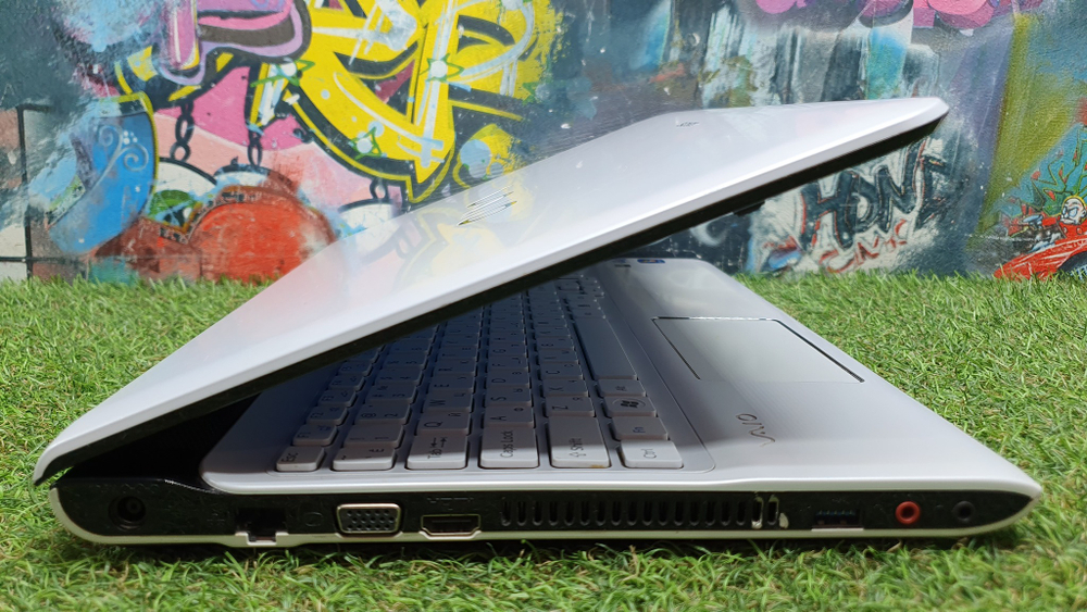 Ноутбук Sony Pentium/4 Gb/HDD 500 Gb/SVE1511C1RW/Windows 7