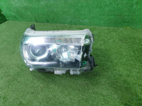 Битая Фара правая Toyota Hilux 8 (2015-2020) LED