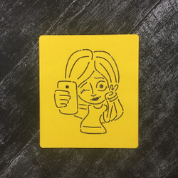 Девочка №8 с телефоном