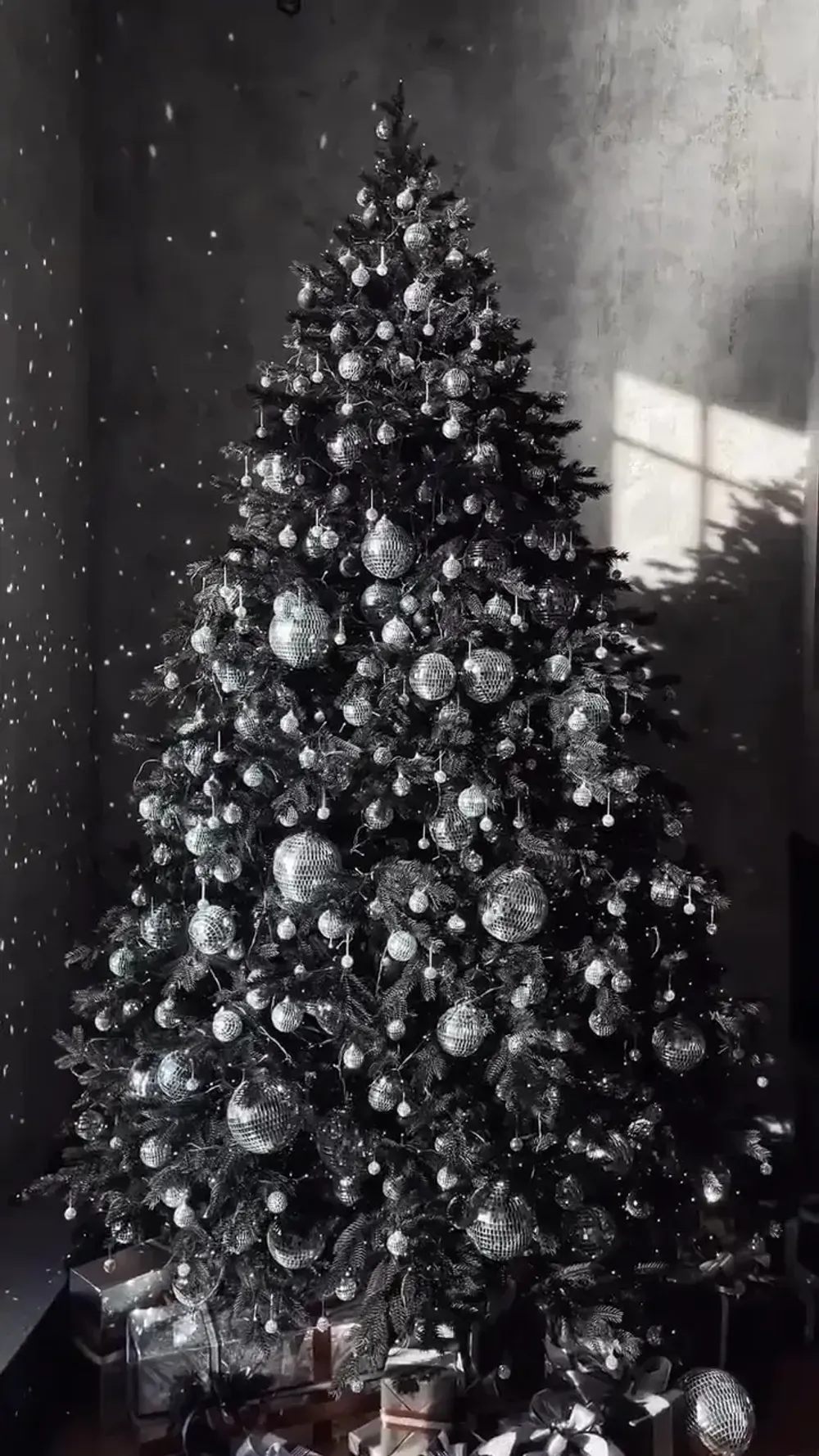 Искусственная черная елка «Торжественная» (Литая хвоя) от 1,8 м до 4 м