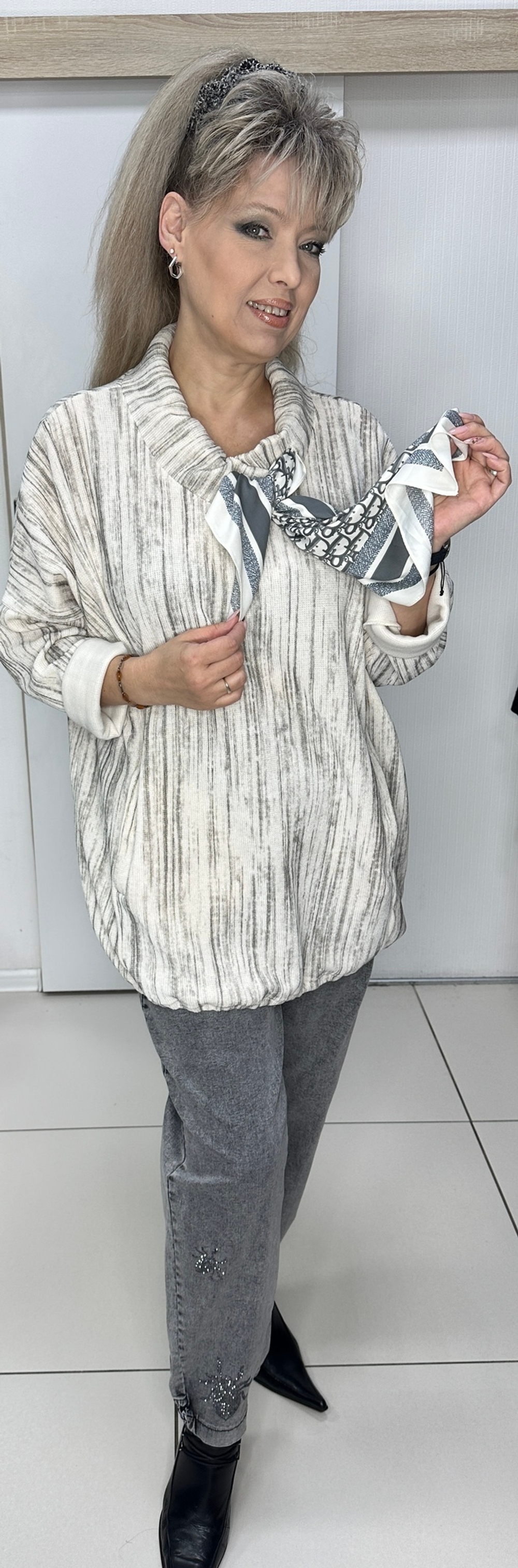 Светлый нарядный блузон-туника с галстуком