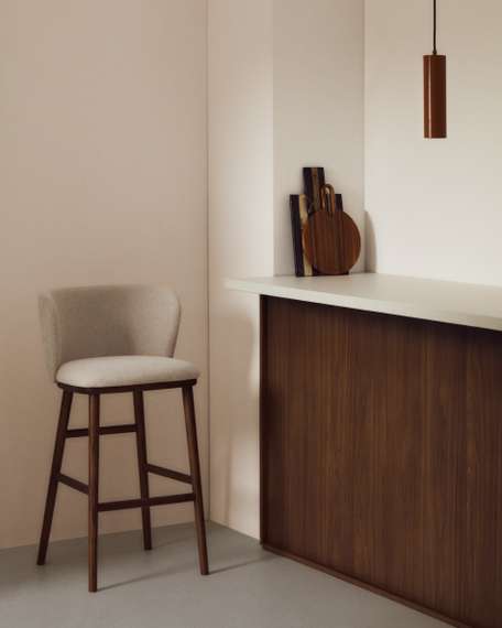 Барный стул Ciselia из бежевого шенилла с ножками из ясеня в отделке орех