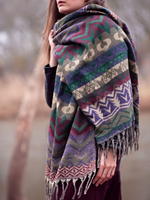 Шерстяной палантин с этно орнаментом