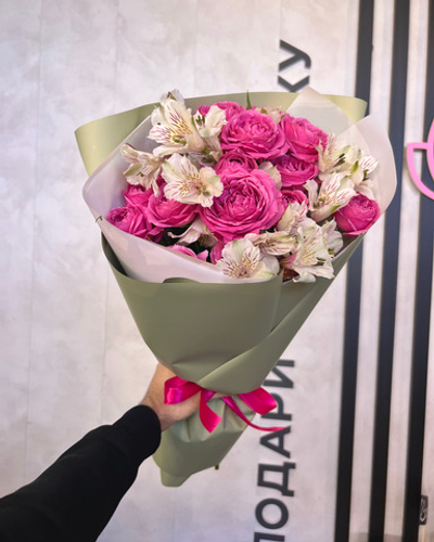 Букет с пионовидными кустовыми розами и альстромерией