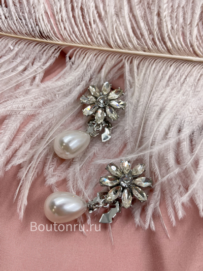 Накладка на пуговицу серебристая в форме цветка с подвесной жемчужиной