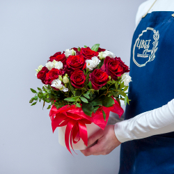 Шляпная коробка с розой и лизиантусом