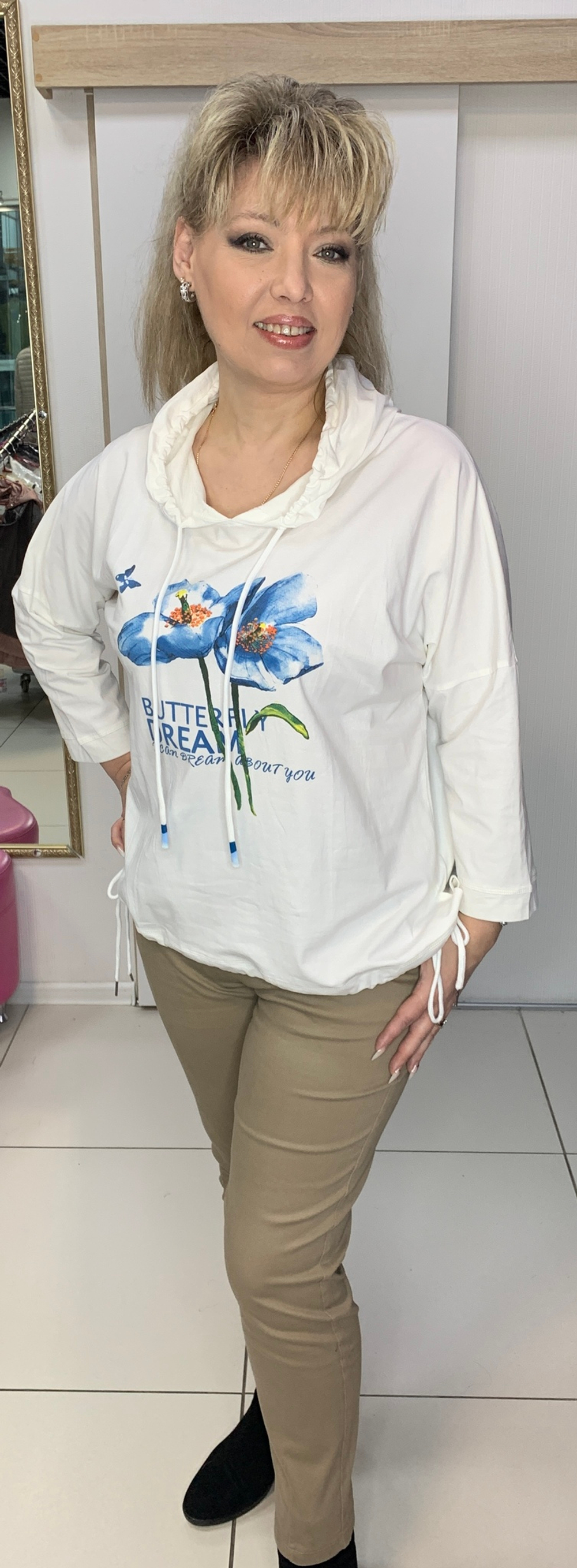 Белая толстовка-блузон с синим принтом