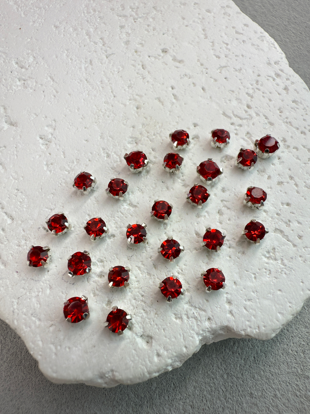 Шатоны 4 мм, Красный в серебре, 25 шт