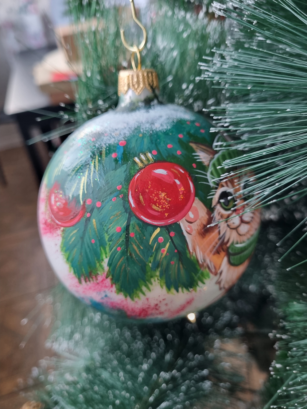 Шар стеклянный  "котик на ёлке" ручная роспись