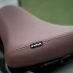 Водительское сиденье Royal Enfield, низкое, коричневого цвета, арт. KXA00052