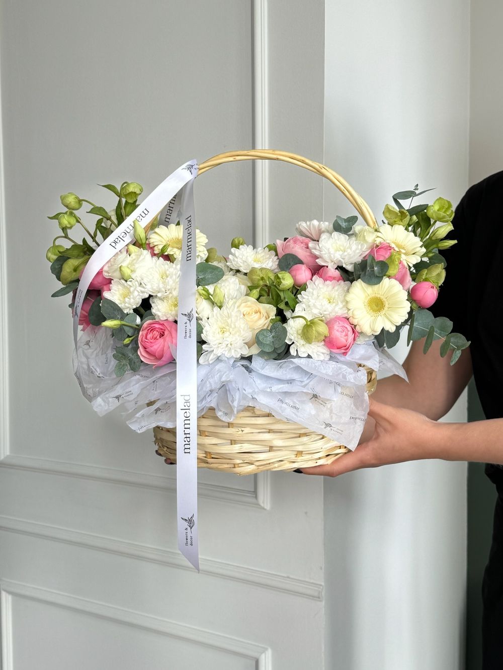 Сборная корзина из кустовых пионовидных роз, минигербер, хризантемы и хелеборуса