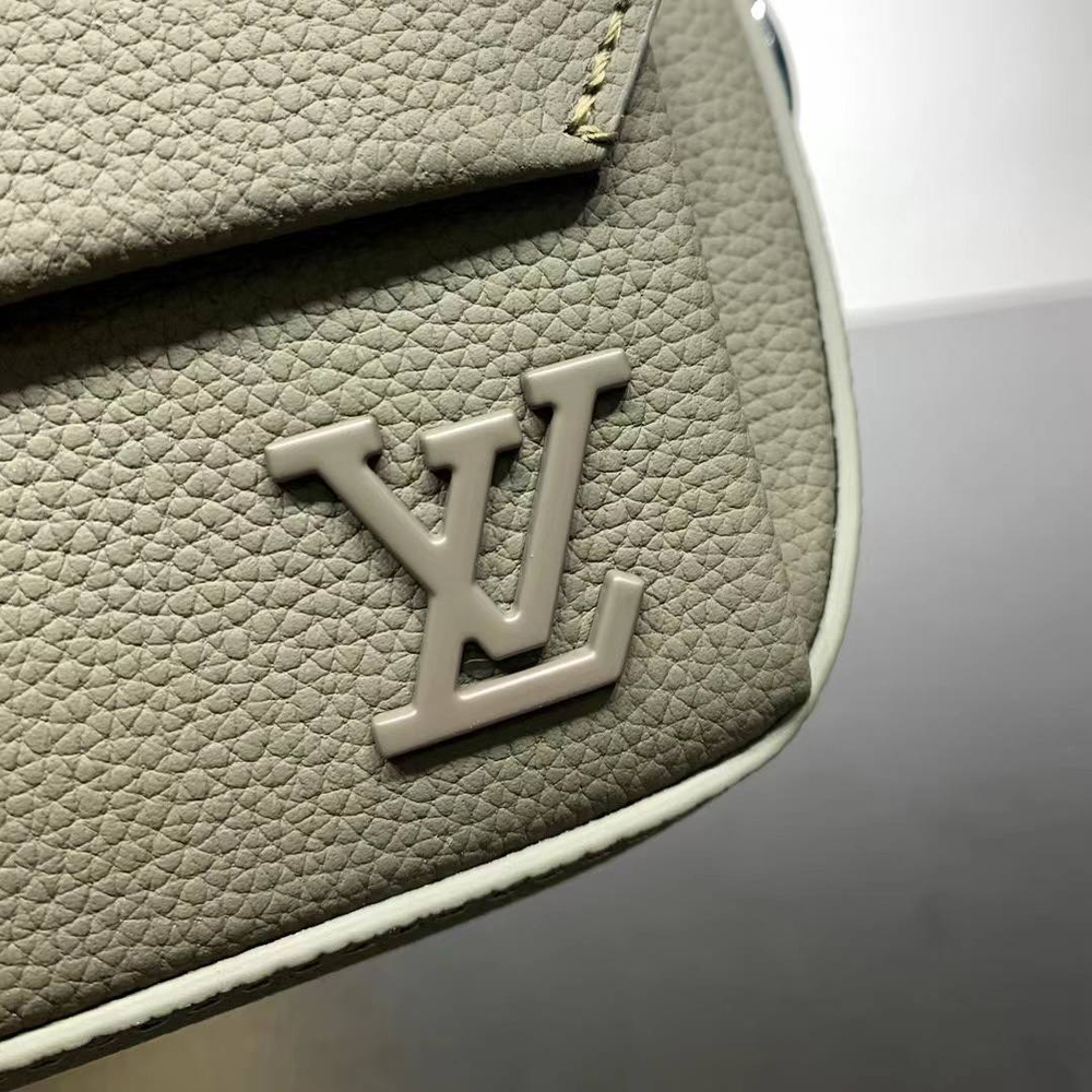 Сумка-мессенджер Louis Vuitton