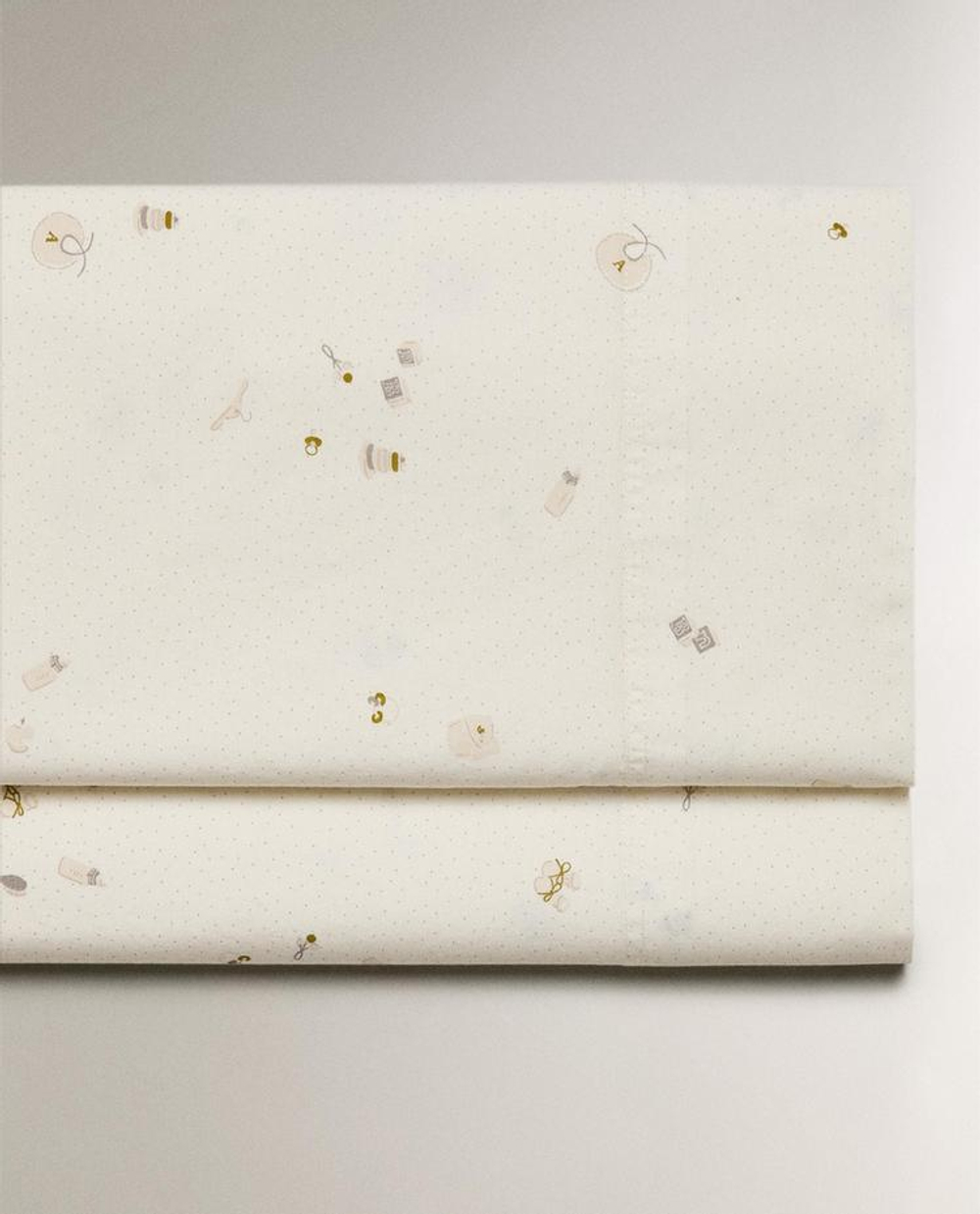 ZARA HOME ДЕТСКАЯ ПРОСТЫНЯ С ПРИНТОМ, ЖЕЛТОВАТО-БЕЛЫЙ