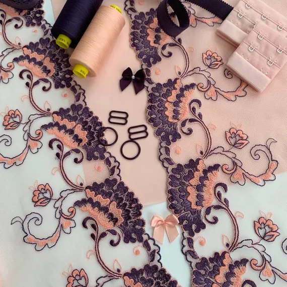 Вышивка на сетке светлый персик/фиолетовый (левая) 16 см