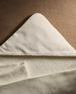 ZARA HOME ДЕТСКОЕ ПОЛОТЕНЦЕ С КАПЮШОНОМ И ВЫШИВКОЙ В ВИДЕ ЛУНЫ, КРЕМОВЫЙ