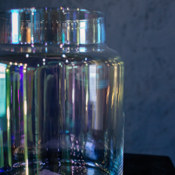6. Широкая прозрачная ваза с бензиновым блеском