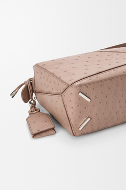 Loewe Маленькая сумка Puzzle Featherlight из страусиной кожи, серо-коричневый
