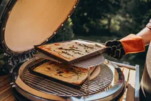 Керамический угольный гриль Monolith LeChef Pro 2.0, 52 см, на столе из дуба