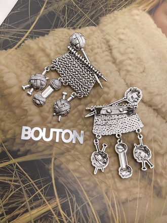 Брошь Серебристая "Спицы с пряжей"