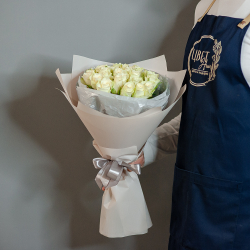 25 белой кенийской розы в бежевом оформлении