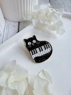 Брошь «Кот-пианист сидит»