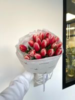 Букет из 21 классического красно-белого тюльпана