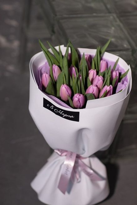 Сиреневые тюльпаны в авторском объемном оформлении от Флора Маркет