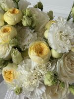 Свадебный букет из роз, белых диантусов и лизиантуса