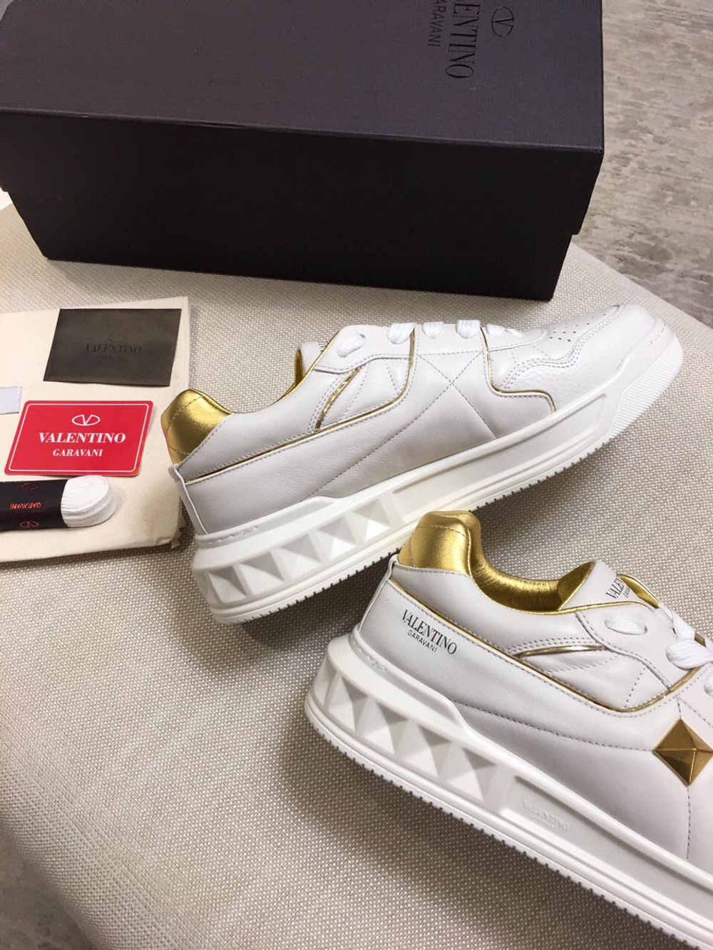 Кроссовки Valentino