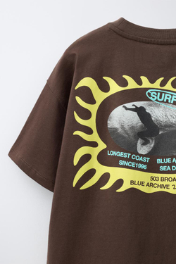 ZARA ФУТБОЛКА С РЕЛЬЕФНЫМ ПРИНТОМ SURF VIBES, КОРИЧНЕВЫЙ