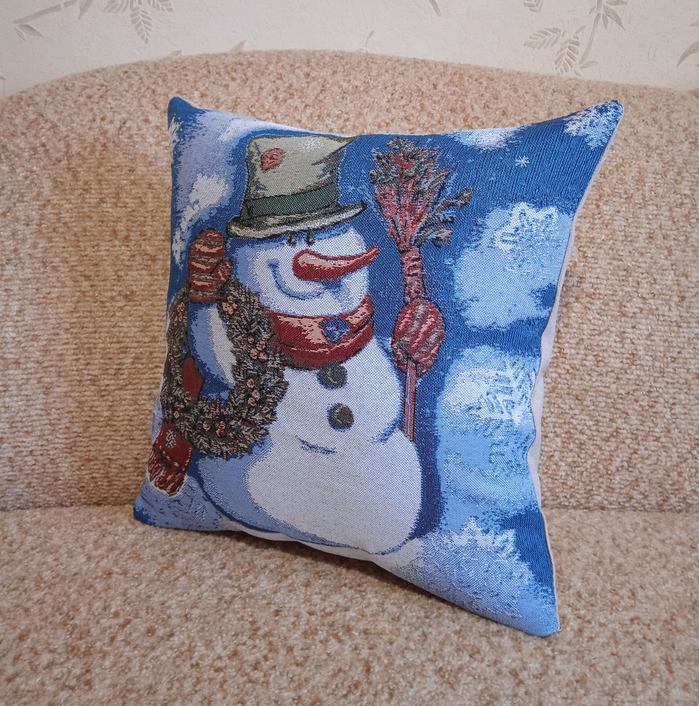 Декоративный гобеленовый чехол для интерьерной подушки Снеговик с веночком 38*38
