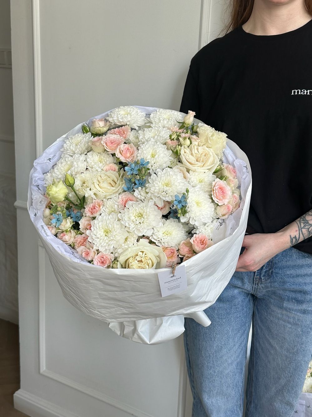 Букет из кустовых роз, одноголовых роз, хризантемы и оксипеталума