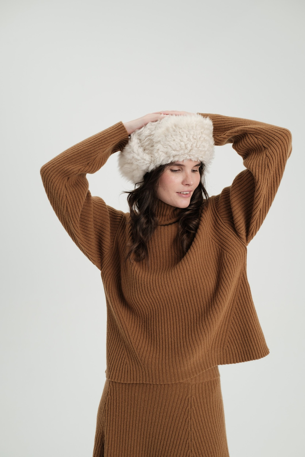 Белая шапка-ушанка