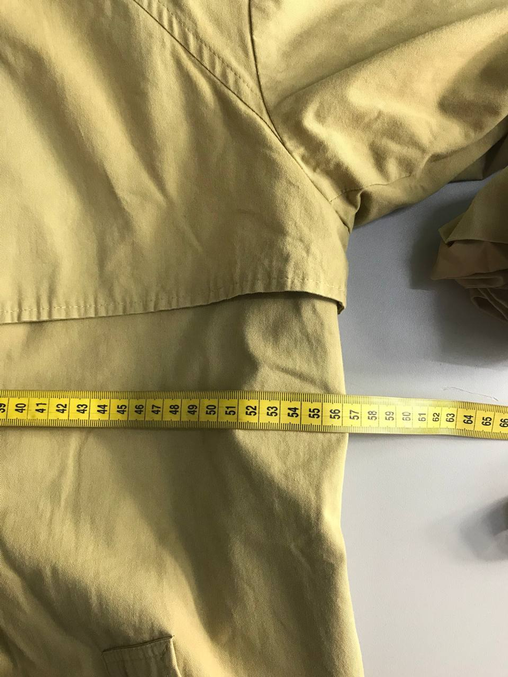 Тренч в модном дизайне, маркировка М, визуально на 46 размер