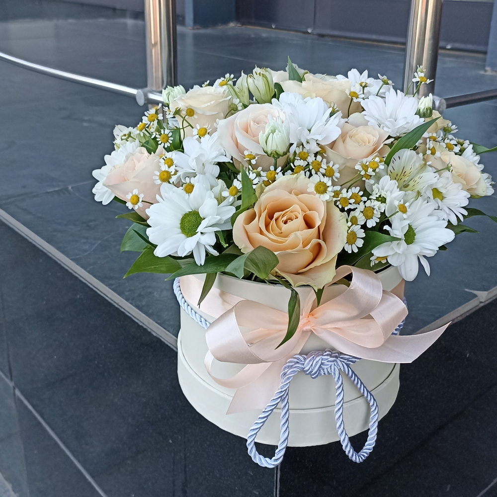 Композиция в шляпной коробке "Нежный комплимент"