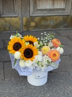 Композиция из георгин, одноголовой хризантемы, полсолнухов и альстромерии