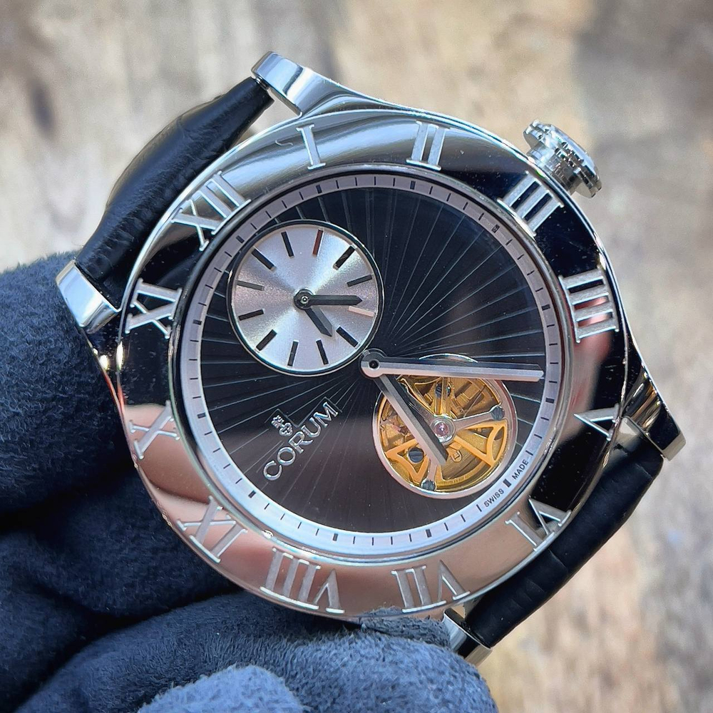 Часы Corum