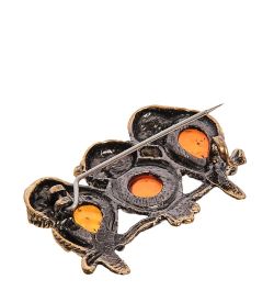 AM-2394 Брошь «Совушки трио» (латунь, янтарь)