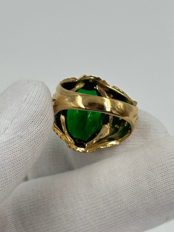 Кольцо с зелёным кристаллом