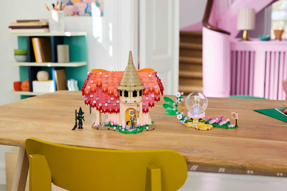 Конструктор LEGO Wicked 75690 Glinda & Elphaba Visit Munchkinland