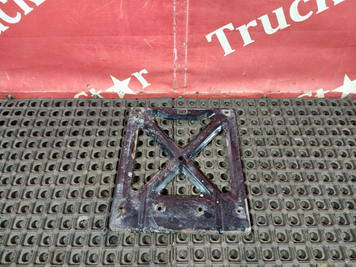 Кронштейн крыла переднего