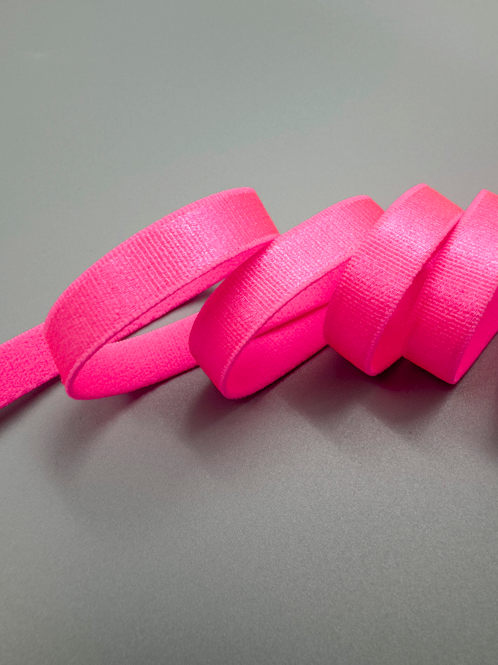 Резинка бретелечная розовая неоновая глянцевая 10 мм